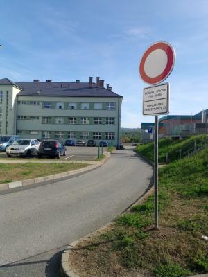 Dopravní značka u ZŠ Králův Dvůr